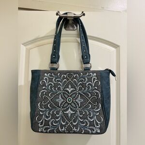 Montana West bag in near new condition. Measures 14”x10”x5” no flaws!